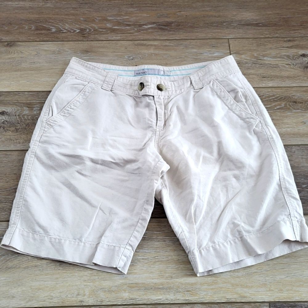 Old Navy  low rise burmuda Chino shorts size 6 linen and cotton mix  off white